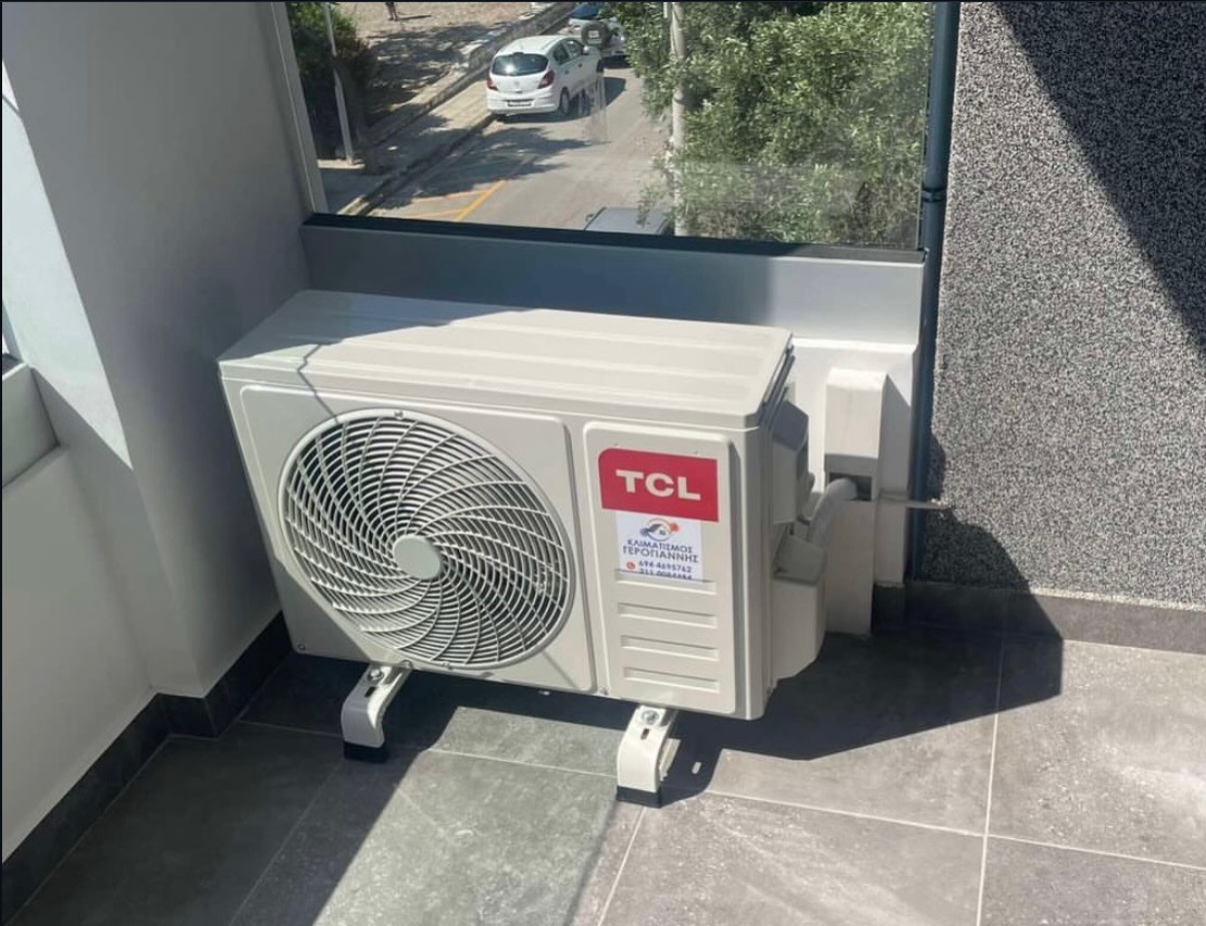 Εξωτερική μονάδα TCL σε μπαλκόνι